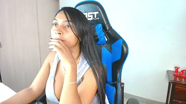 Snapshot of sophiax-x chatting on 09.23.25 sophiax-x online show from 09.23.25