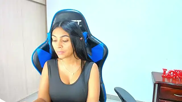 Snapshot of sophiax-x chatting on 10.16.25 sophiax-x online show from 10.16.25