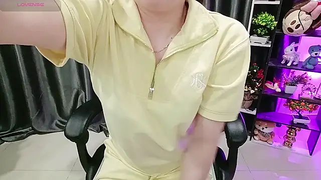 Snapshot of Yuki-yio chatting on 06.18.26 Yuki-yio online show from 06.18.26
