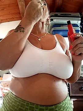 Snapshot of CRHYSTEL chatting on 10.14.25 CRHYSTEL online show from 10.14.25