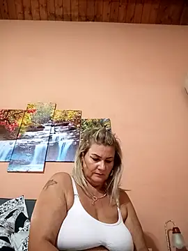 Snapshot of CRHYSTEL chatting on 10.16.25 CRHYSTEL online show from 10.16.25