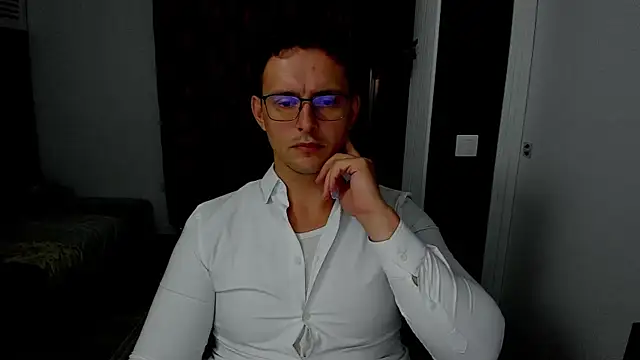 Snapshot of sexxymuscles4u chatting on 10.19.25 sexxymuscles4u online show from 10.19.25