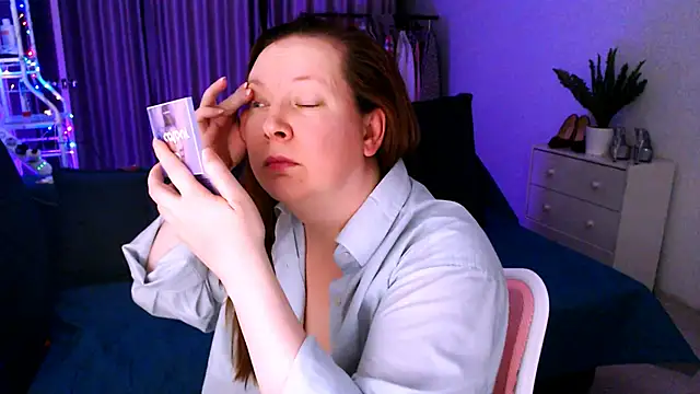 Snapshot of GoddessLara chatting on 01.01.25 GoddessLara online show from 01.01.25