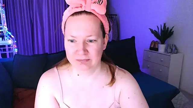 Snapshot of GoddessLara chatting on 01.18.25 GoddessLara online show from 01.18.25