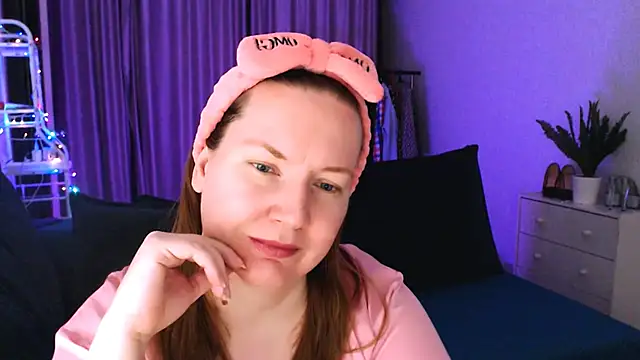 Snapshot of GoddessLara chatting on 01.30.25 GoddessLara online show from 01.30.25