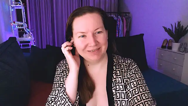 Snapshot of GoddessLara chatting on 02.01.25 GoddessLara online show from 02.01.25