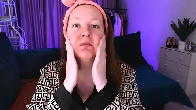 Snapshot of GoddessLara chatting on 03.01.25 GoddessLara online show from 03.01.25