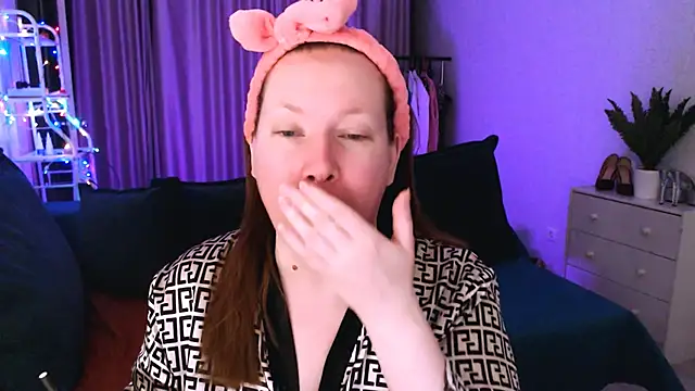 Snapshot of GoddessLara chatting on 03.04.25 GoddessLara online show from 03.04.25