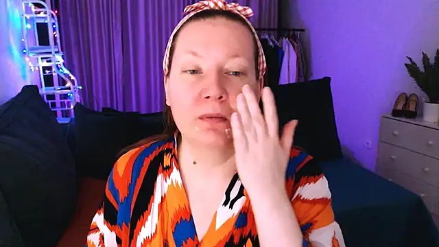 Snapshot of GoddessLara chatting on 03.11.25 GoddessLara online show from 03.11.25