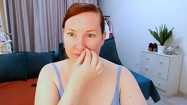 Snapshot of GoddessLara chatting on 09.10.25 GoddessLara online show from 09.10.25