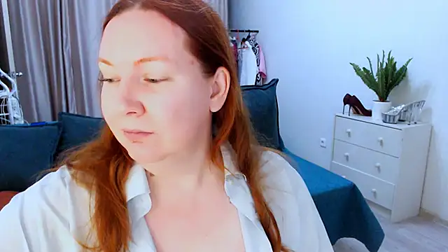 Snapshot of GoddessLara chatting on 09.19.25 GoddessLara online show from 09.19.25