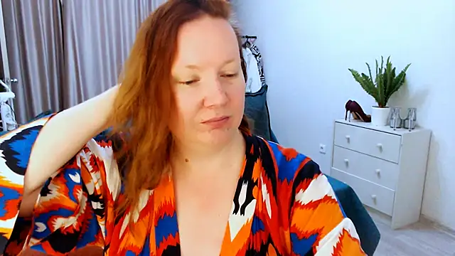 Snapshot of GoddessLara chatting on 10.05.25 GoddessLara online show from 10.05.25