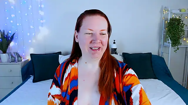 Snapshot of GoddessLara chatting on 10.28.25 GoddessLara online show from 10.28.25