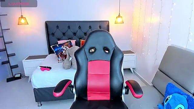 AMELIELEONE online show from 12.21.24