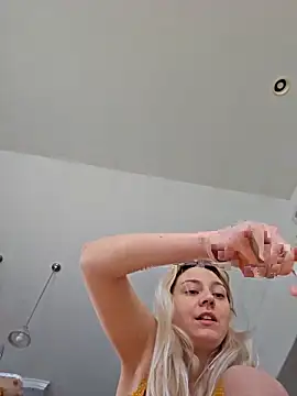 Snapshot of ScarletCallings420 chatting on 02.28.25 ScarletCallings420 online show from 02.28.25