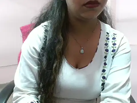 LovingPihu online show from 03.04.25