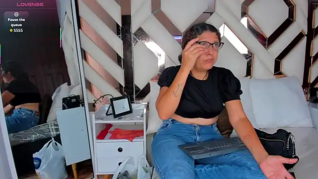 Keyla Milf online show from 12.19.25