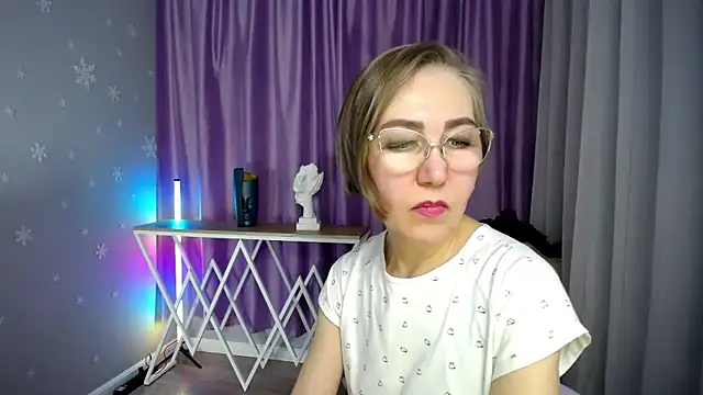 queen a n i online show from 11.08.25