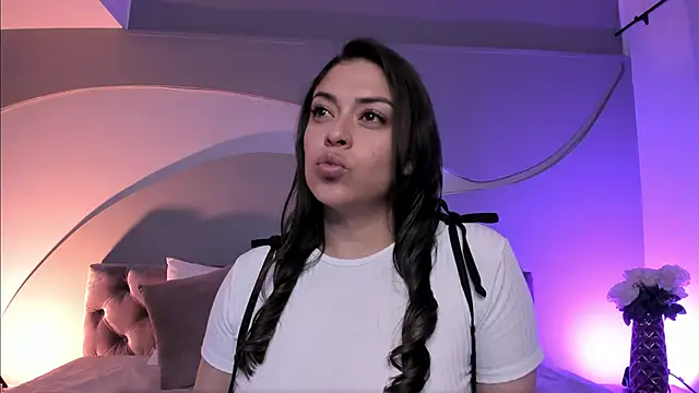 Nicolle W online show from 02.05.25