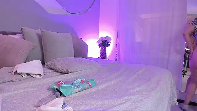 Nicolle W online show from 02.08.25