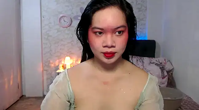 Snapshot of Hebefemme chatting on 12.19.24 Hebefemme online show from 12.19.24