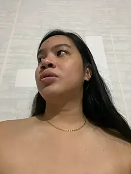 Snapshot of Hebefemme chatting on 03.05.25 Hebefemme online show from 03.05.25