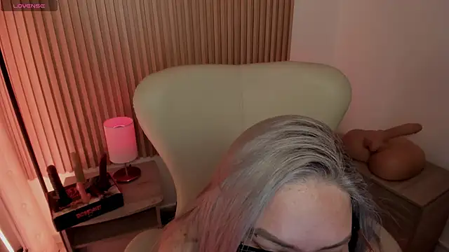 Snapshot of MarianL0ve chatting on 02.28.25 MarianL0ve online show from 02.28.25