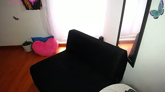 Snapshot of sexylatina001 chatting on 10.23.25 sexylatina001 online show from 10.23.25