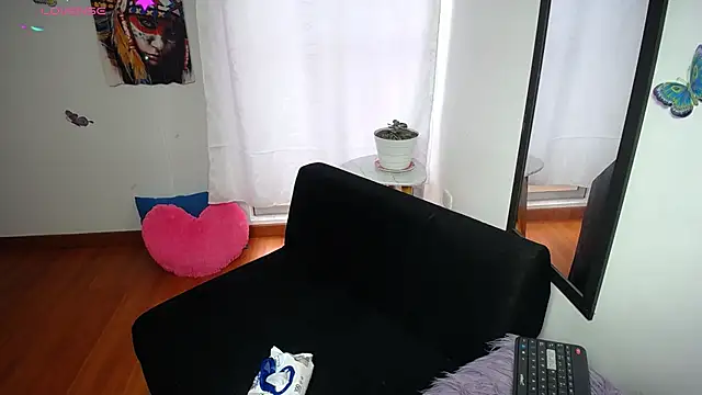 Snapshot of sexylatina001 chatting on 10.27.25 sexylatina001 online show from 10.27.25