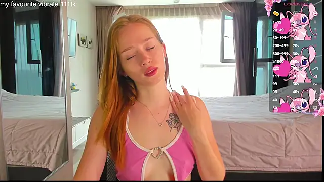 Snapshot of Hot_Mia_ chatting on 09.25.25 Hot Mia online show from 09.25.25