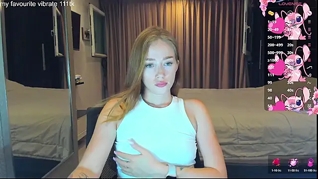 Snapshot of Hot_Mia_ chatting on 09.27.25 Hot Mia online show from 09.27.25