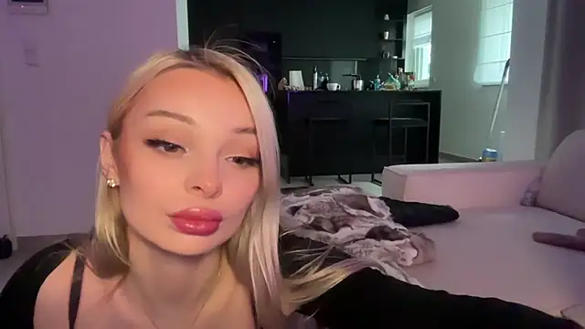 Snapshot of HannaXLove chatting on 02.01.26 HannaXLove online show from 02.01.26