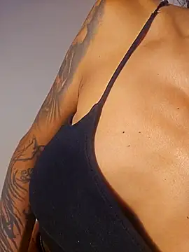 Snapshot of miatemptress69 chatting on 10.12.25 miatemptress69 online show from 10.12.25