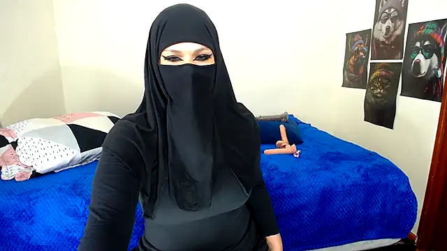 Snapshot of evelyn__salah chatting on 02.13.25 evelyn  salah online show from 02.13.25