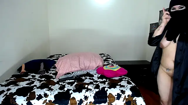 Snapshot of evelyn__salah chatting on 03.18.25 evelyn  salah online show from 03.18.25