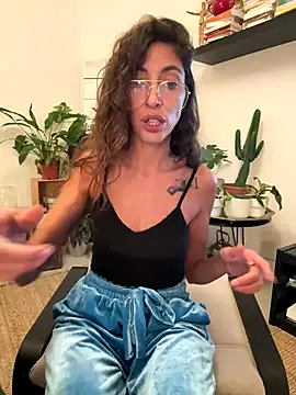 Snapshot of amanilouve chatting on 10.13.25 amanilouve online show from 10.13.25