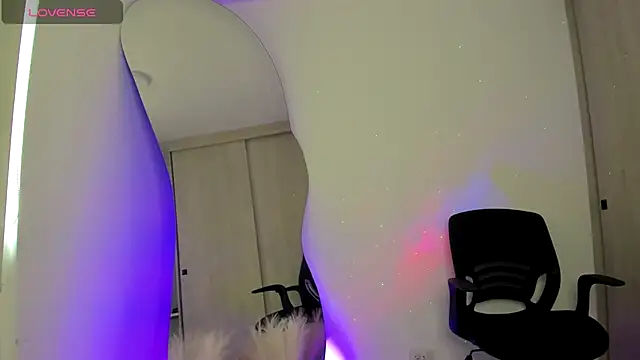 Snapshot of SussiVega chatting on 10.28.25 SussiVega online show from 10.28.25