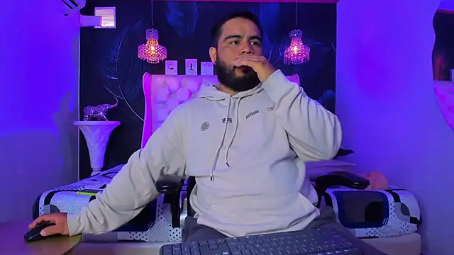 Snapshot of MichaelBear_ chatting on 10.04.25 MichaelBear online show from 10.04.25