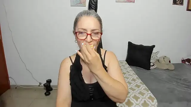 D-yanamilf online show from 10.16.25