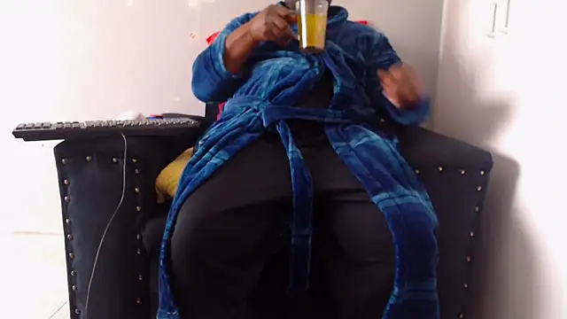 Snapshot of zuluboyxx chatting on 06.21.26 zuluboyxx online show from 06.21.26