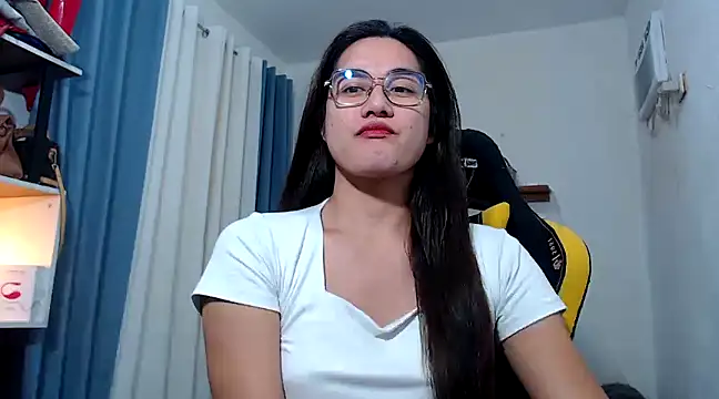 Snapshot of MarieLoveGlamorous chatting on 03.02.25 MarieLoveGlamorous online show from 03.02.25