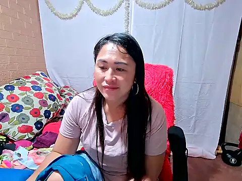 Snapshot of M_e_c_e_l chatting on 02.23.25 M e c e l online show from 02.23.25