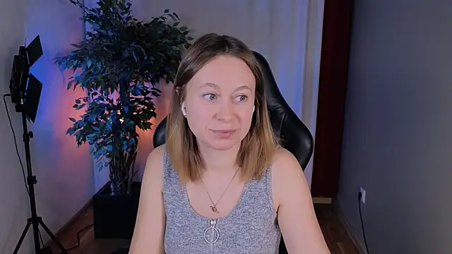 Snapshot of BrookeEvans chatting on 10.08.25 BrookeEvans online show from 10.08.25