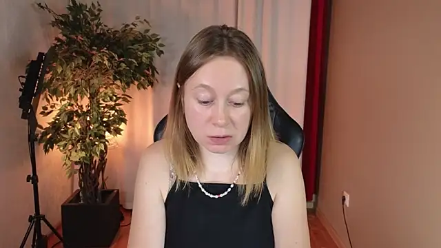 Snapshot of BrookeEvans chatting on 10.15.25 BrookeEvans online show from 10.15.25