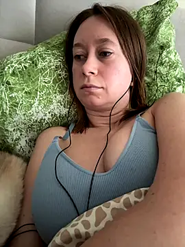 Snapshot of BrookeEvans chatting on 10.21.25 BrookeEvans online show from 10.21.25