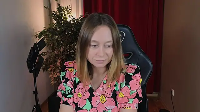 Snapshot of BrookeEvans chatting on 10.28.25 BrookeEvans online show from 10.28.25