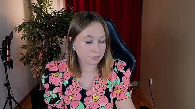 Snapshot of BrookeEvans chatting on 10.29.25 BrookeEvans online show from 10.29.25