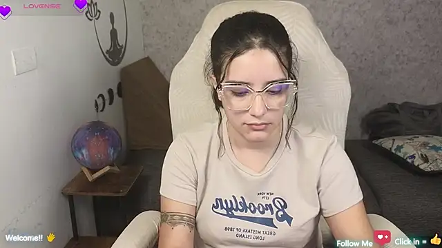 Snapshot of blue__moon_ chatting on 02.17.25 blue  moon  online show from 02.17.25