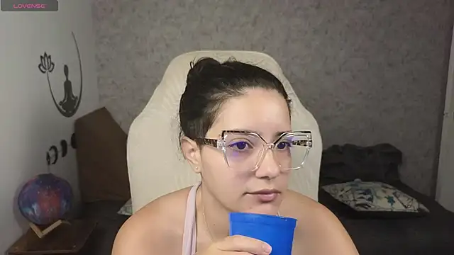 Snapshot of blue__moon_ chatting on 02.20.25 blue  moon  online show from 02.20.25