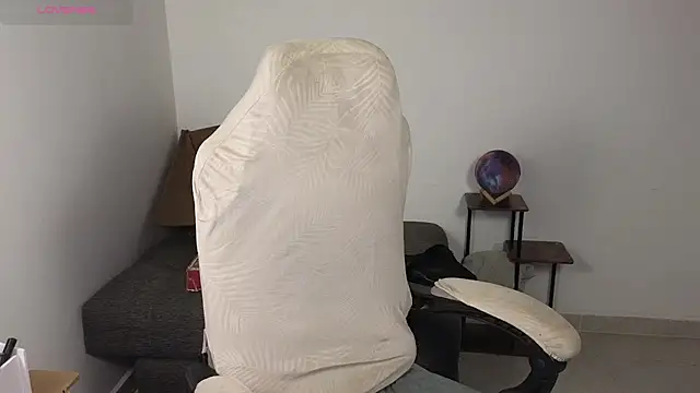 Snapshot of blue__moon_ chatting on 10.29.25 blue  moon  online show from 10.29.25